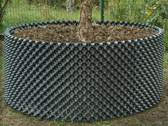 Close view of the Floradrain cylinder and growing medium