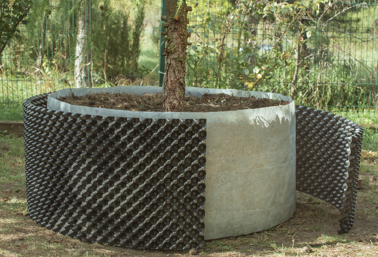 The Floradrain wall opened around an intact geotextile cylinder holding the tree and growing medium
