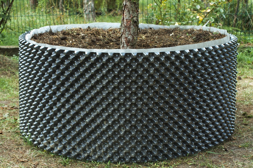 A closer view of the assembled Floradrain wall with the pale geotextile rim